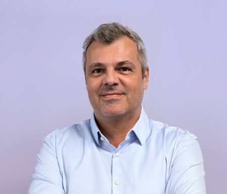 Portraitfoto eines Mannes in hellblauem Hemd