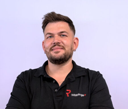 Portraitfoto eines Mannes mit schwarzem Wipplinger Polo