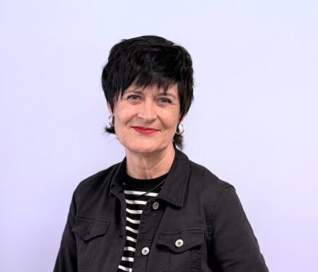 Portraitfoto einer Frau mit dunkler Jeansjacke