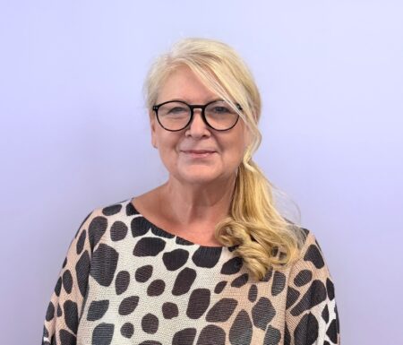 Portraitfoto einer Frau mit Brille