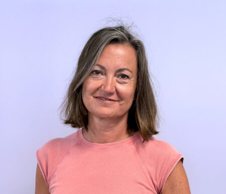 Portraitfoto einer Frau mit kurzärmeligem Shirt