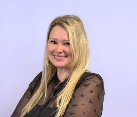 Portraitfoto einer jungen Frau mit blonden langen Haaren